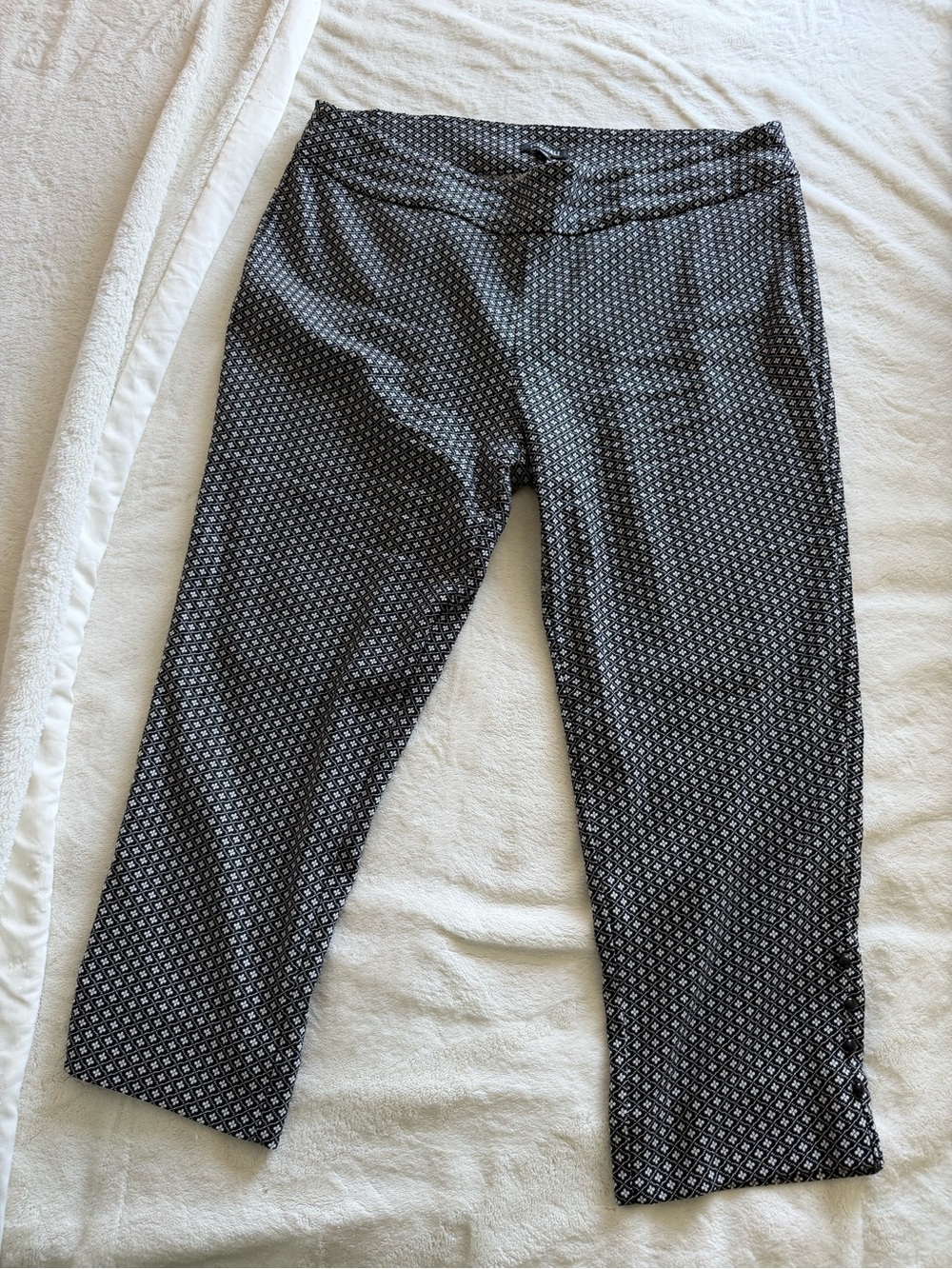 Roz & Ali Black and White Geometric Knit Cropped Pants with Button Detailing